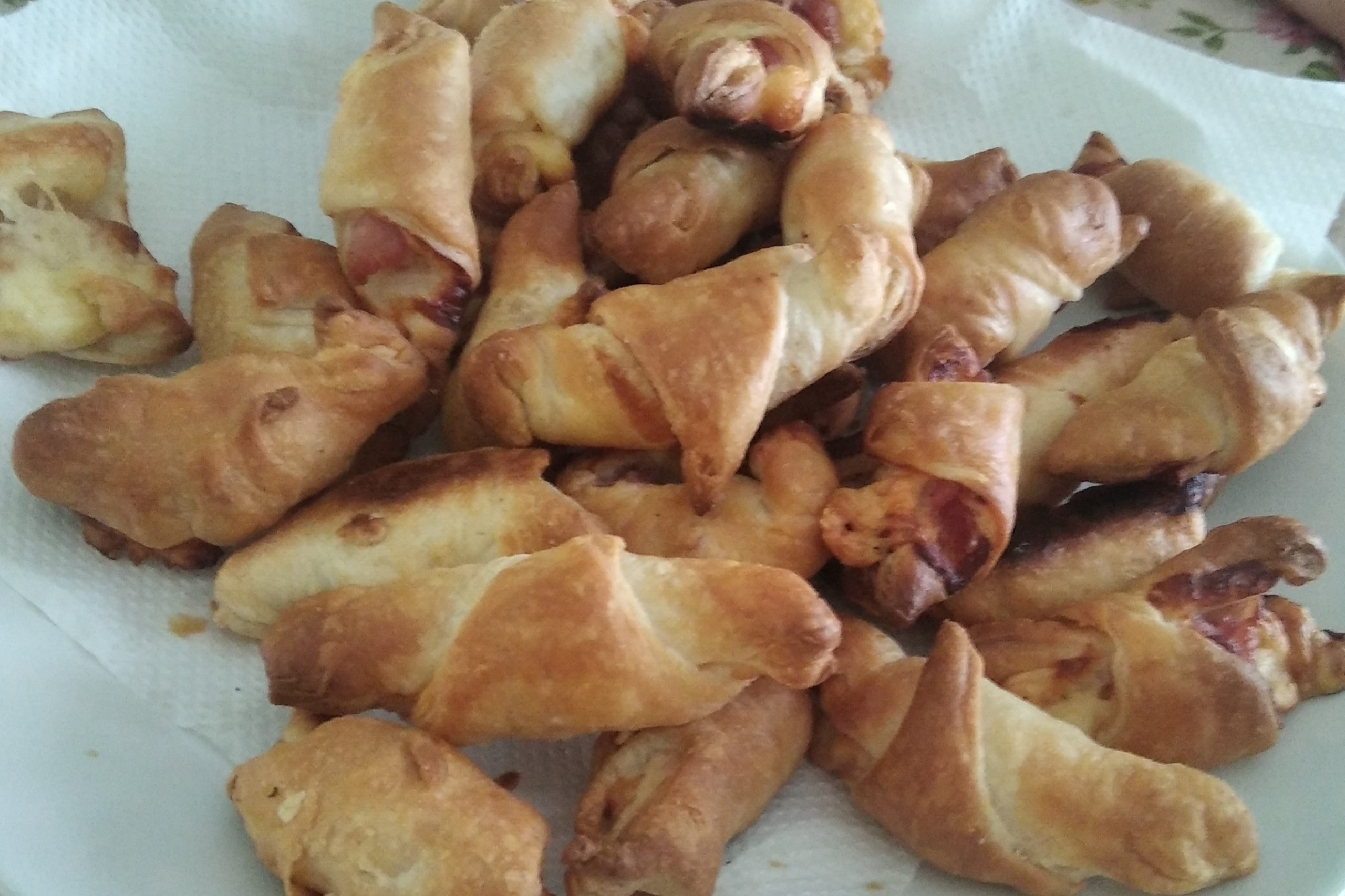 Cornettini di sfoglia con speck e scamorza