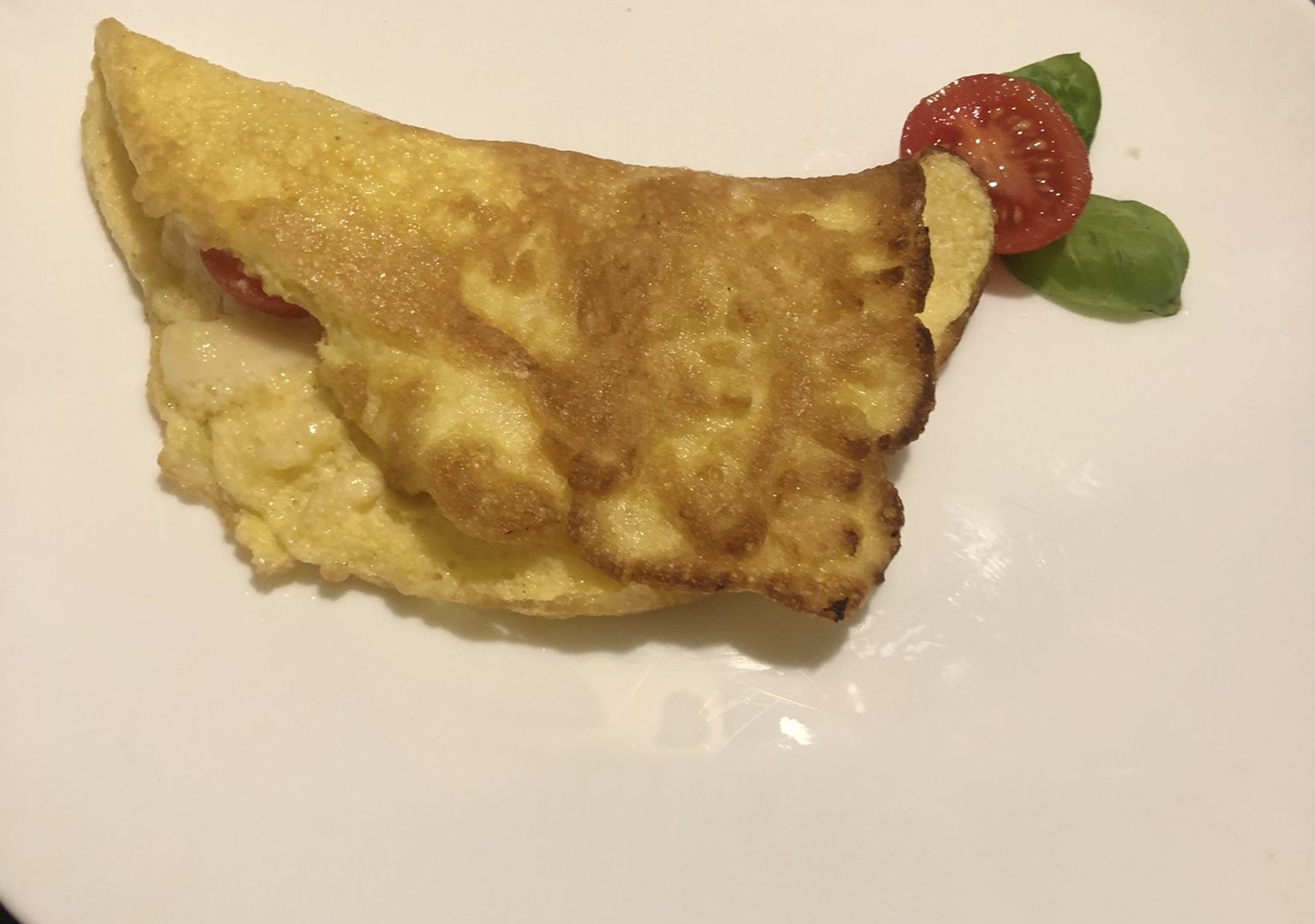 Omelette soffiate farcite con provola e pomodorini