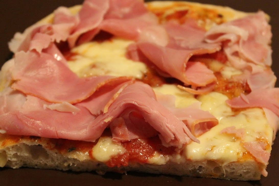 Pizza al taglio con prosciutto