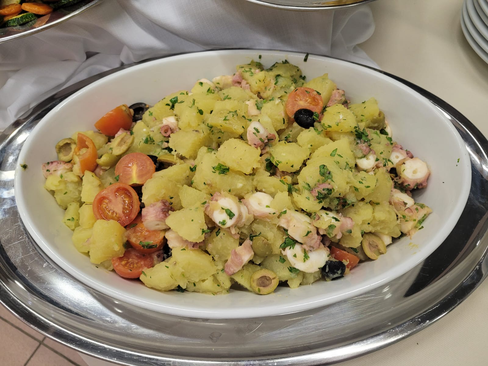 Insalata di polpo con patate, pomodorini e olive