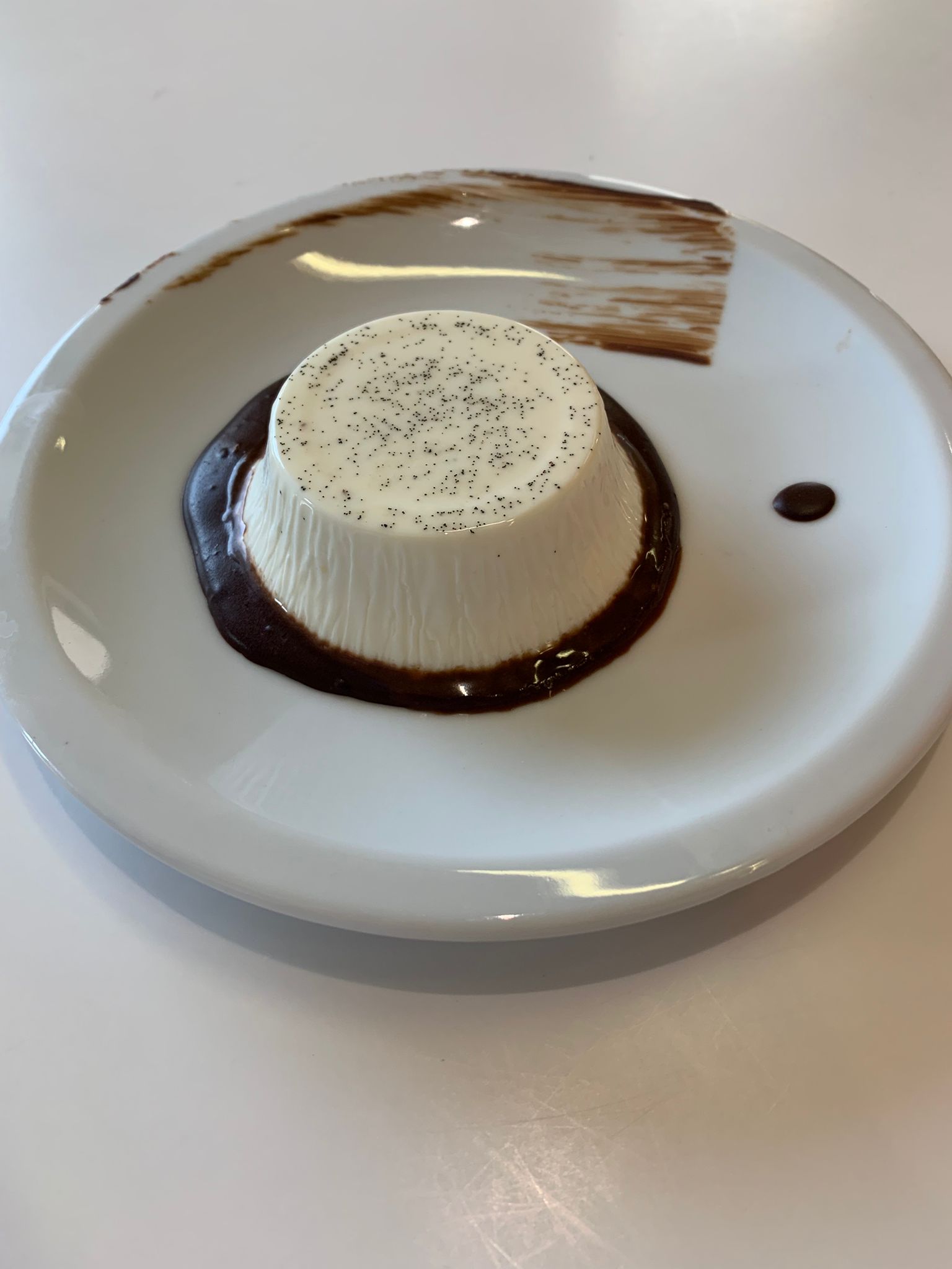 Panna cotta con salsa di cioccolato