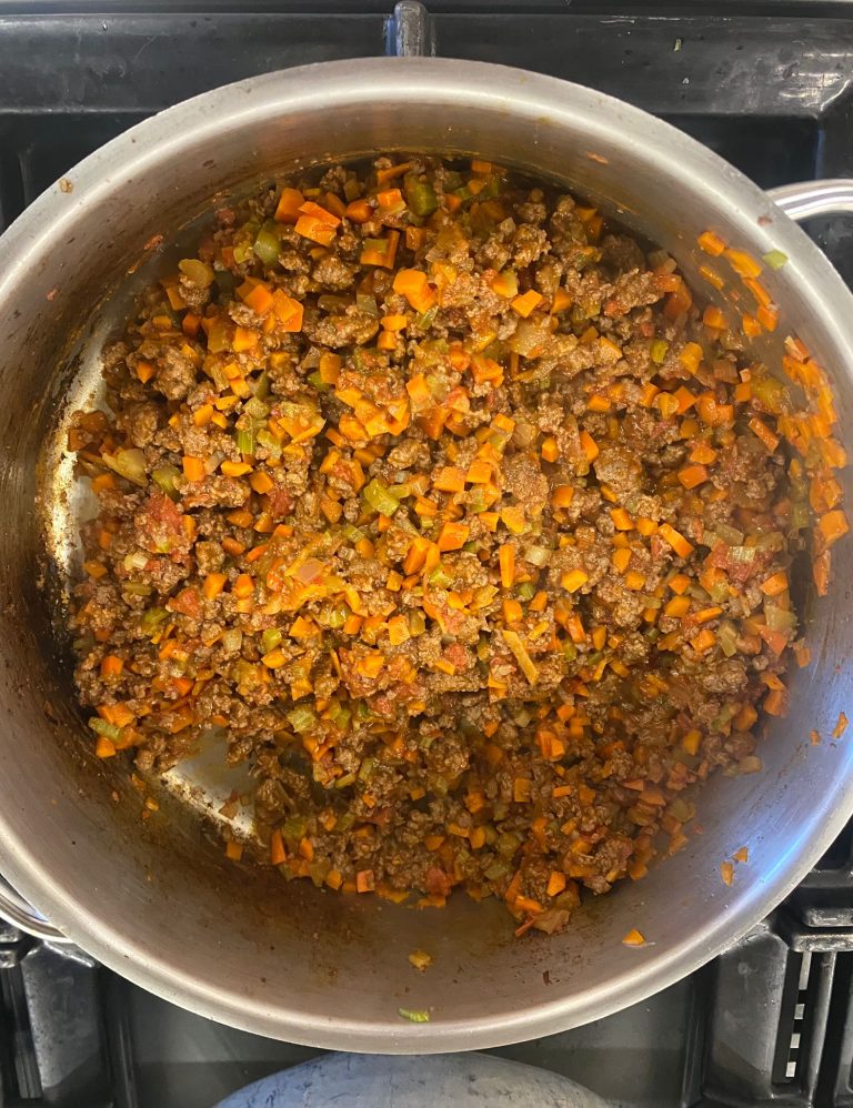 aggiunta di passata di pomodoro al ragù