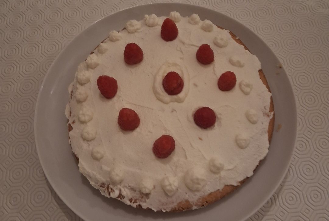 Pan di spagna alla crema diplomatica