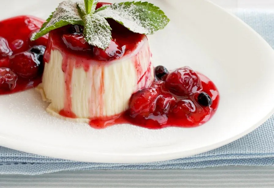 Panna cotta con frutti di bosco
